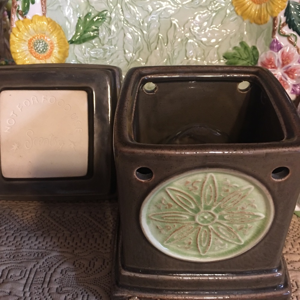 Scentsy wax warmer lotus